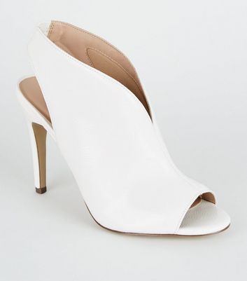 Chaussures blanches vernies à effet froissé à talons